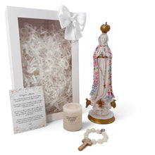Cargar imagen en el visor de la galería, Llena De Gracia Virgen de Fátima gift set with 31cm ivory resin statue, scented candle, white rosary, and prayer card.
