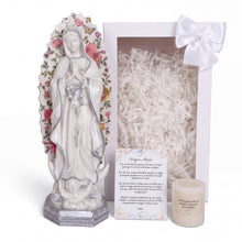 Cargar imagen en el visor de la galería, Figura de resina Llena de Gracia de la Virgen de Guadalupe con flores, denario, vela y caja de regalo decorativa.
