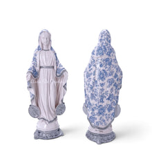 Cargar imagen en el visor de la galería, Figura de la Virgen de la Medalla Milagrosa Lirio de Llena de Gracia en resina marfil con detalles florales azules
