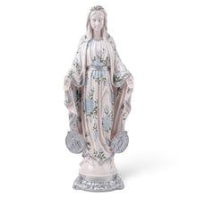 Cargar imagen en el visor de la galería, Figura de la Virgen de la Medalla Milagrosa Llena de Gracia en resina marfil con detalles florales y acabados plateados
