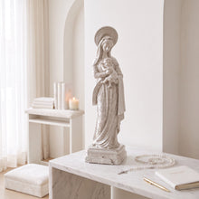 Cargar imagen en el visor de la galería, Figura de la Virgen de la Salud de 42 cm en resina marfil, parte del kit religioso de Llena de Gracia sobre mesa
