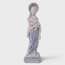 Cargar y reproducir el video en el visor de la galería, Virgen Maria con flores 
