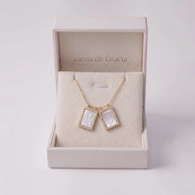Cargar y reproducir el video en el visor de la galería, Mini escapularios de Jesús y Sagrado Corazón en oro 18k | Llena de Gracia Ecuador
