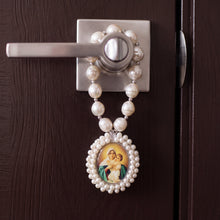 Cargar imagen en el visor de la galería, medalla de virgen de schoenstatt colgada en la puerta de una casa.
